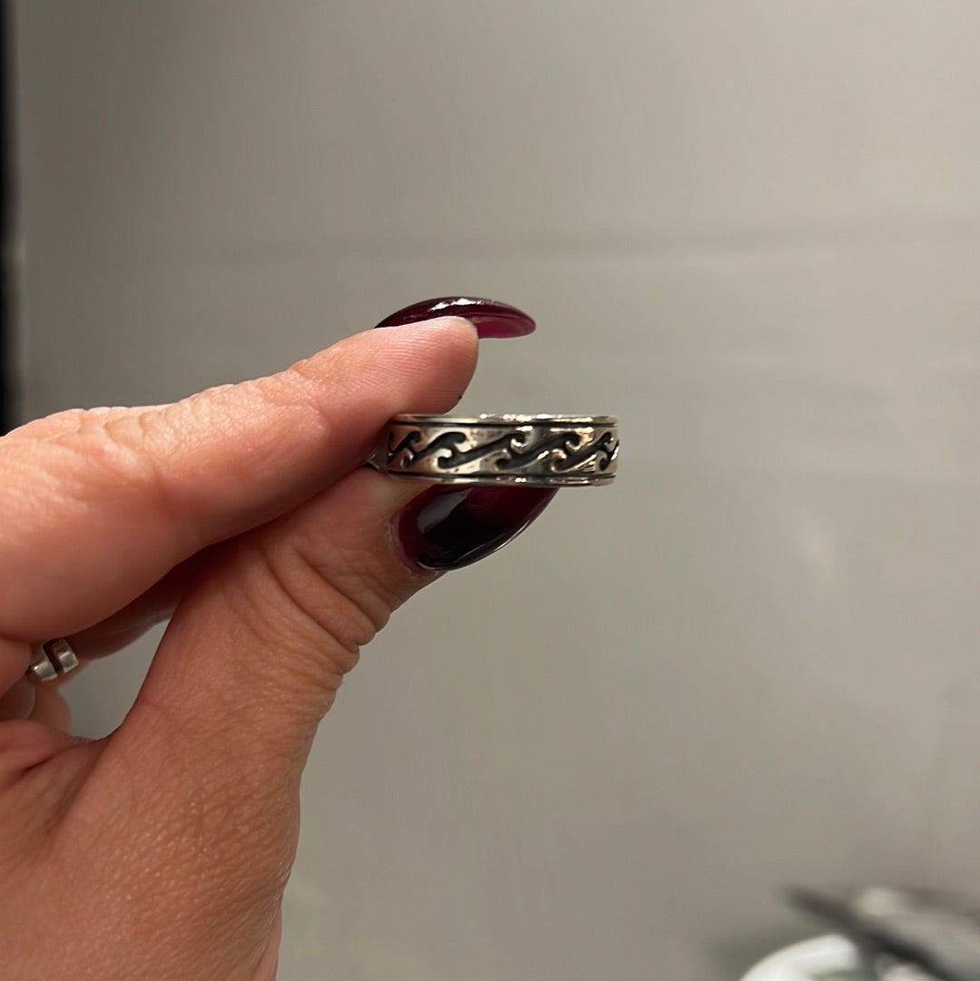 “Wavy waves” spinning ring