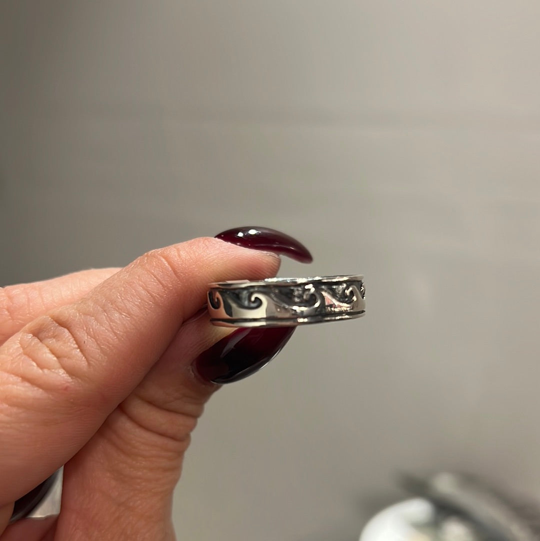 “Waves” spinning ring