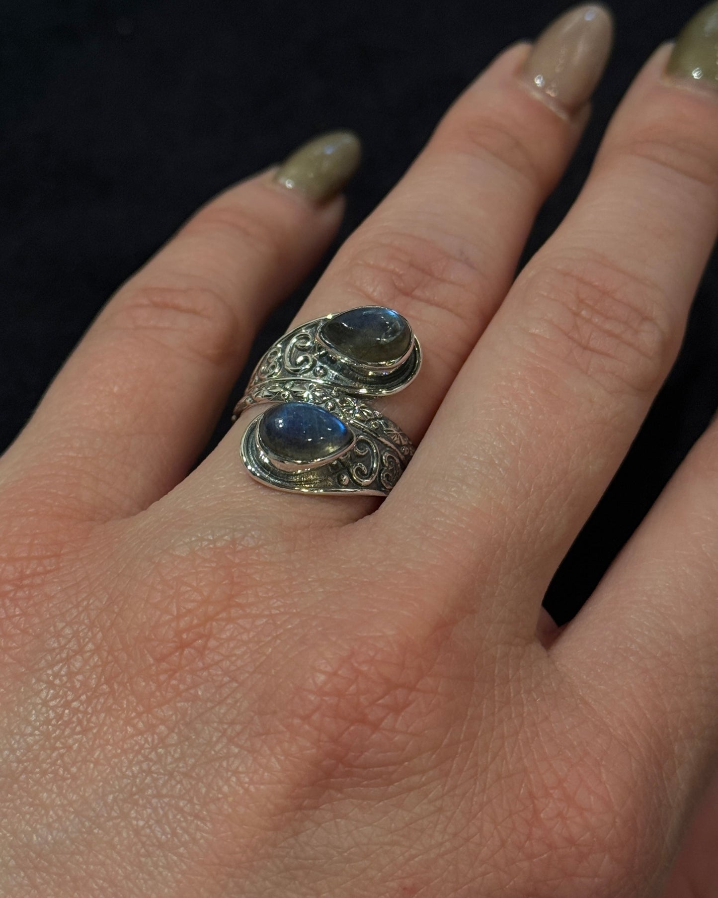 vintage style sterling silver ring with natural labradorite