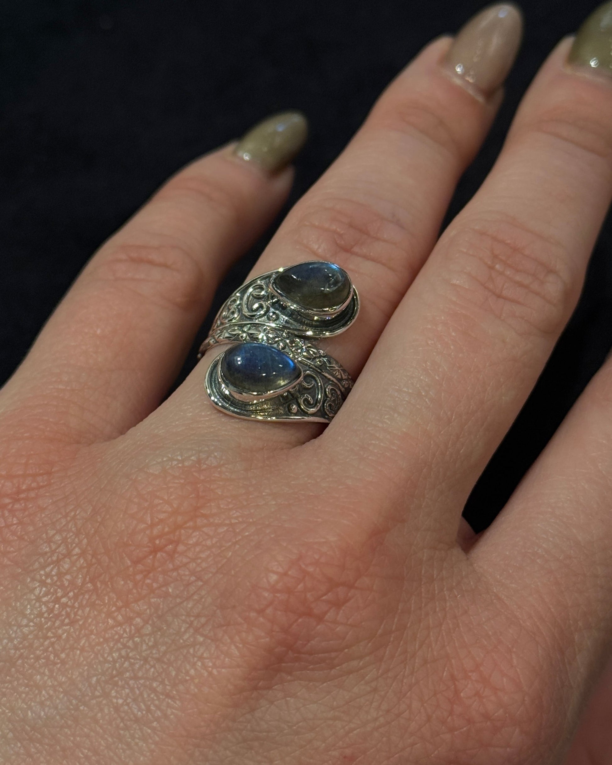 vintage style sterling silver ring with natural labradorite