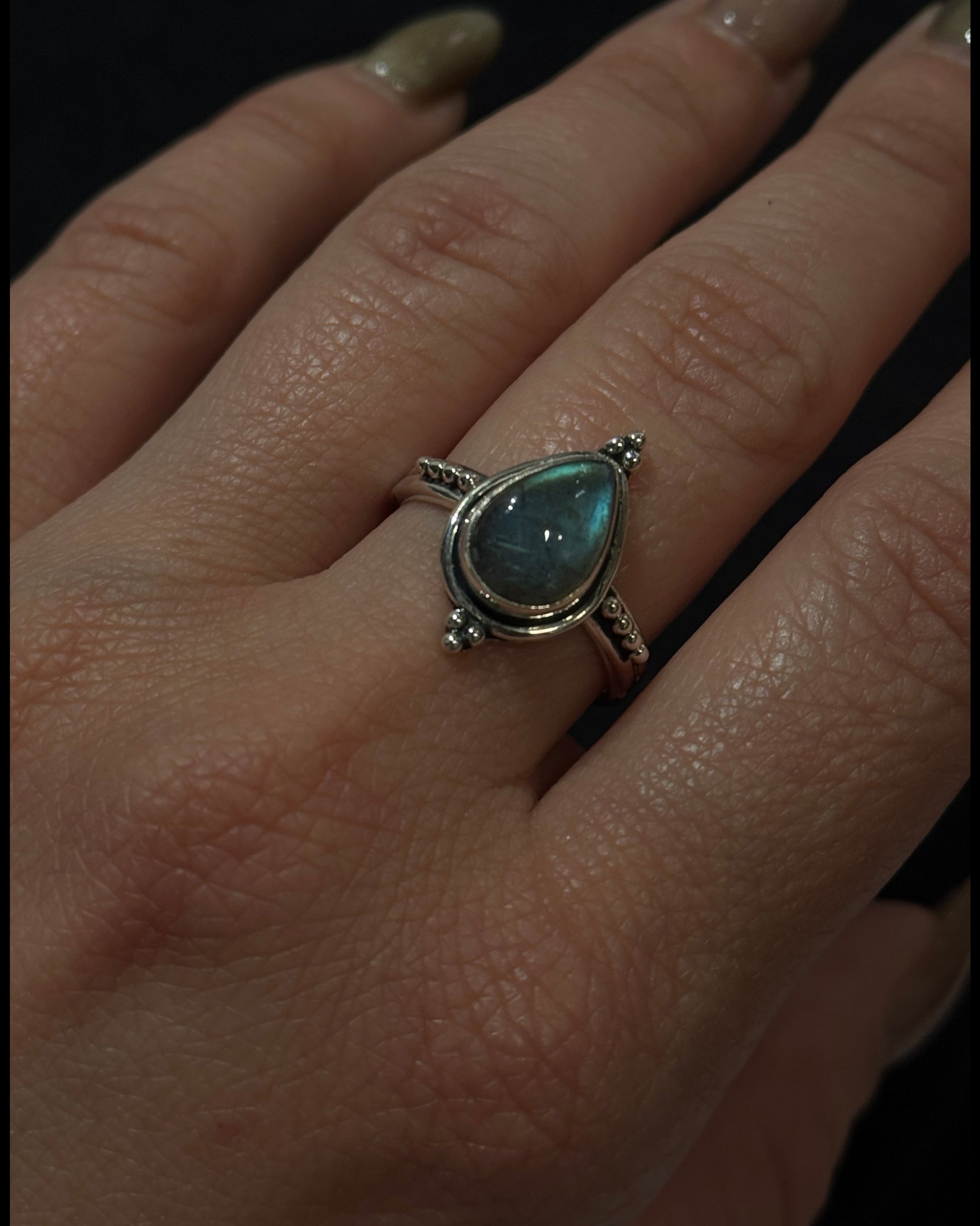 vintage design silver ring with natural labradorite