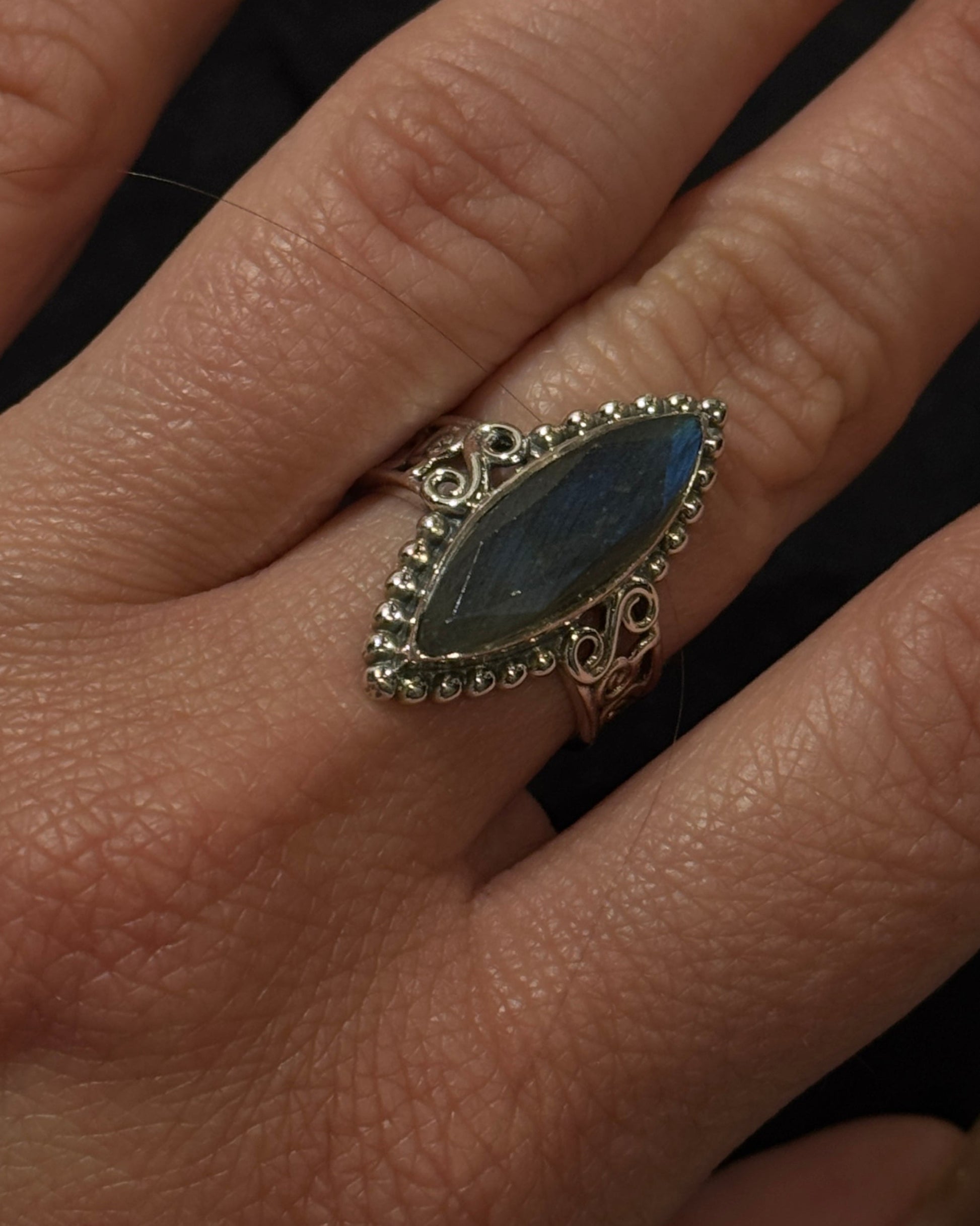 vintage design sterling silver ring with natural labradorite